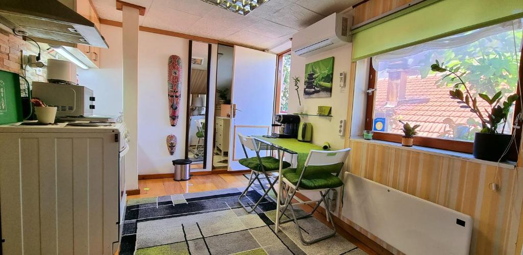 una cucina con tavolo e sedie in una stanza di APARTMENT " Studio Green " free parking, self check-in a Zagabria