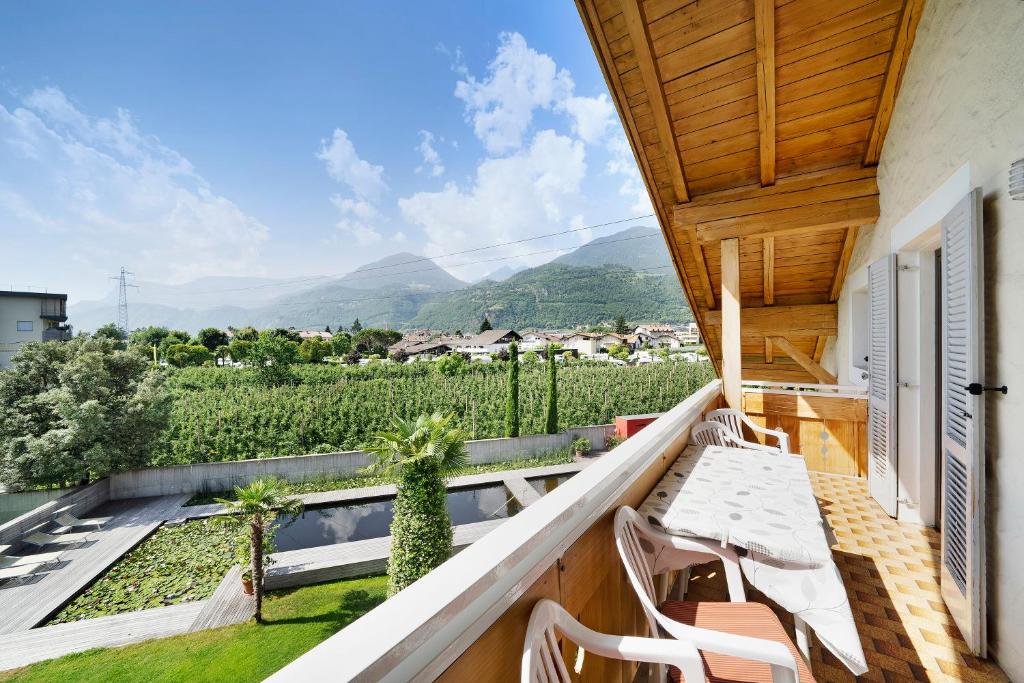 einen Balkon mit einem Tisch und Stühlen sowie Aussicht in der Unterkunft Weinsepphof Ferienwohnung 9 in Lana