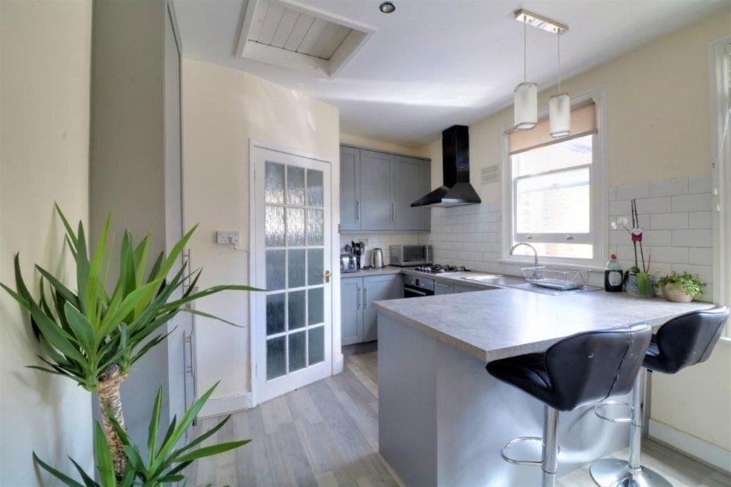 Ett kök eller pentry på Replingham Road Apartment