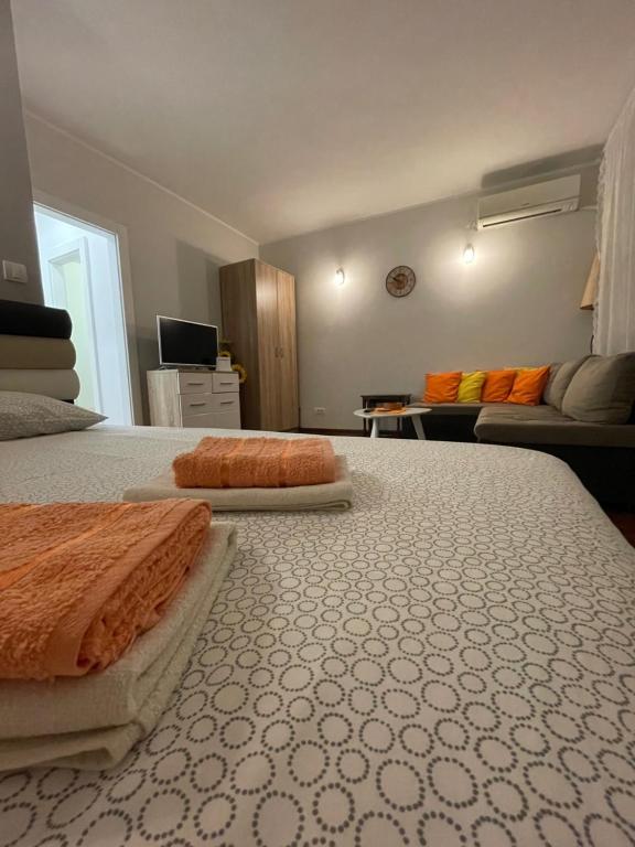 - une grande chambre avec 2 lits et un canapé dans l'établissement Apartment Dada Center of Belgrade, à Belgrade