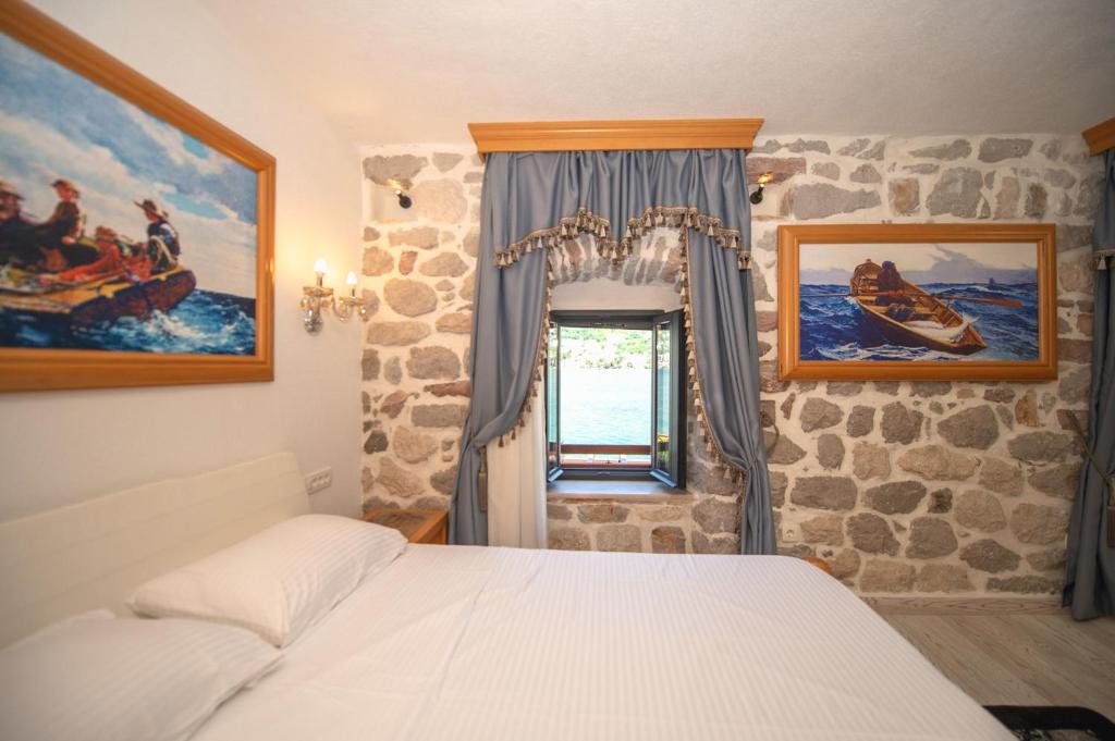 Postel nebo postele na pokoji v ubytování SEASIDE HOUSE KOTOR