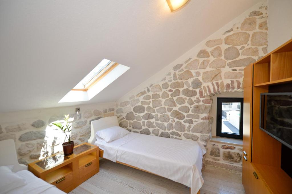 Postel nebo postele na pokoji v ubytování SEASIDE HOUSE KOTOR