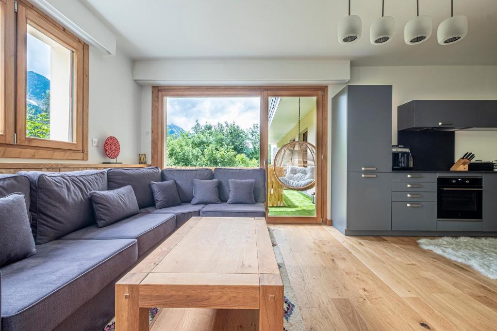 sala de estar con sofá y mesa en Au Cœur du Glacier en Chamonix-Mont-Blanc