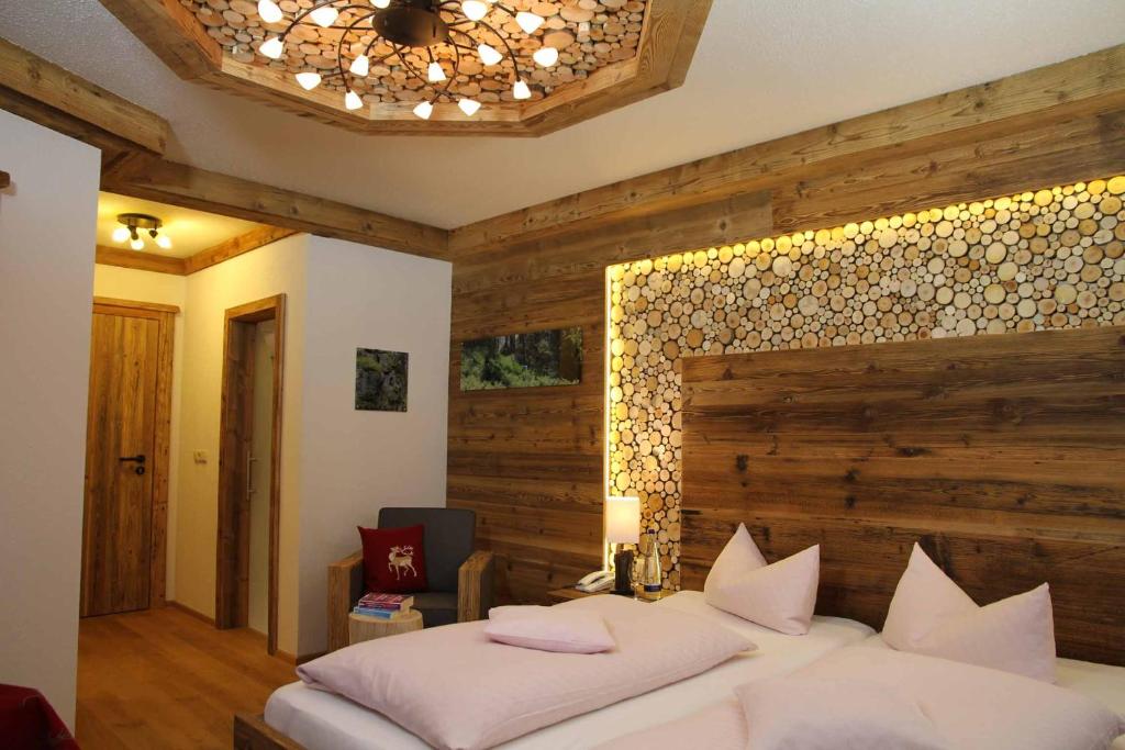 Postel nebo postele na pokoji v ubytování Hotel Mariandl - Singender Wirt