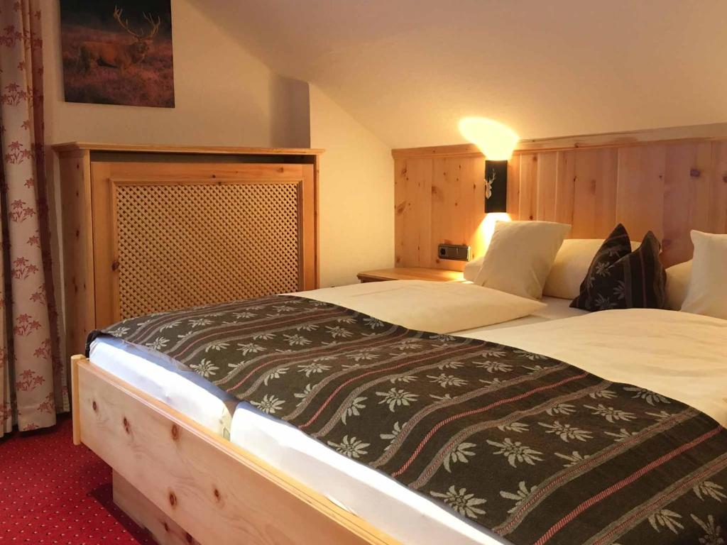 Postel nebo postele na pokoji v ubytování Hotel Mariandl - Singender Wirt