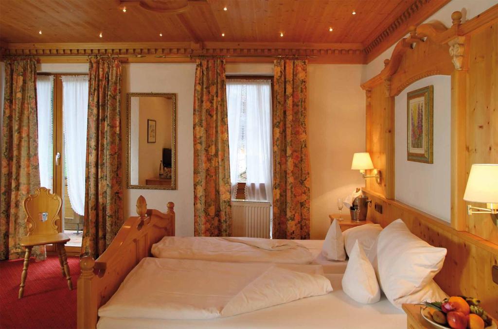 Postel nebo postele na pokoji v ubytování Hotel Mariandl - Singender Wirt