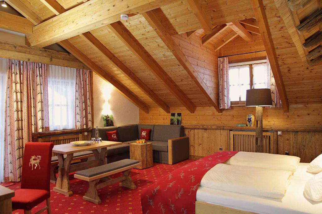 Postel nebo postele na pokoji v ubytování Hotel Mariandl - Singender Wirt