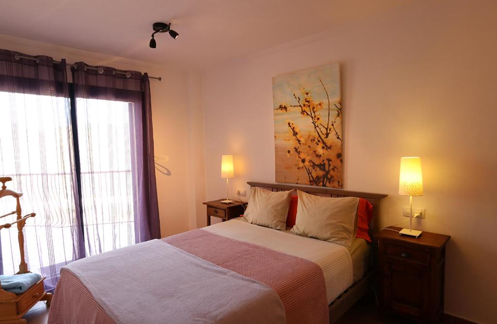 アギラスにあるResidencial Almadraba E2のベッドルーム1室(ベッド1台、大きな窓付)