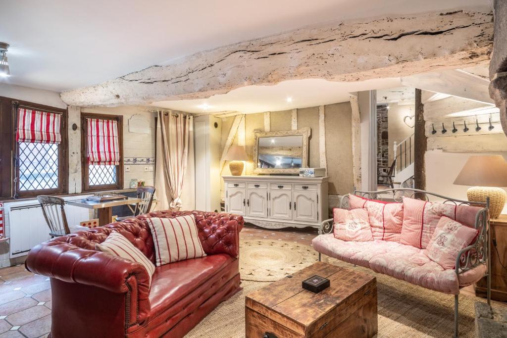 sala de estar con 2 sofás y TV en L'Auberge du Coignet en Dinan