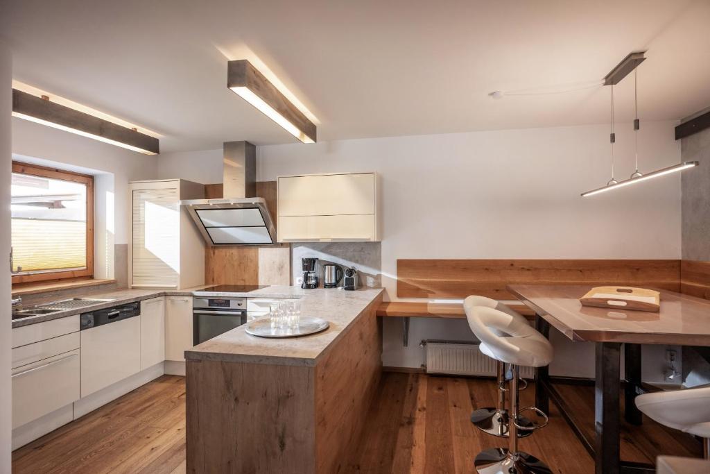 A kitchen or kitchenette at Chalet Gaisberg by Apartment Managers