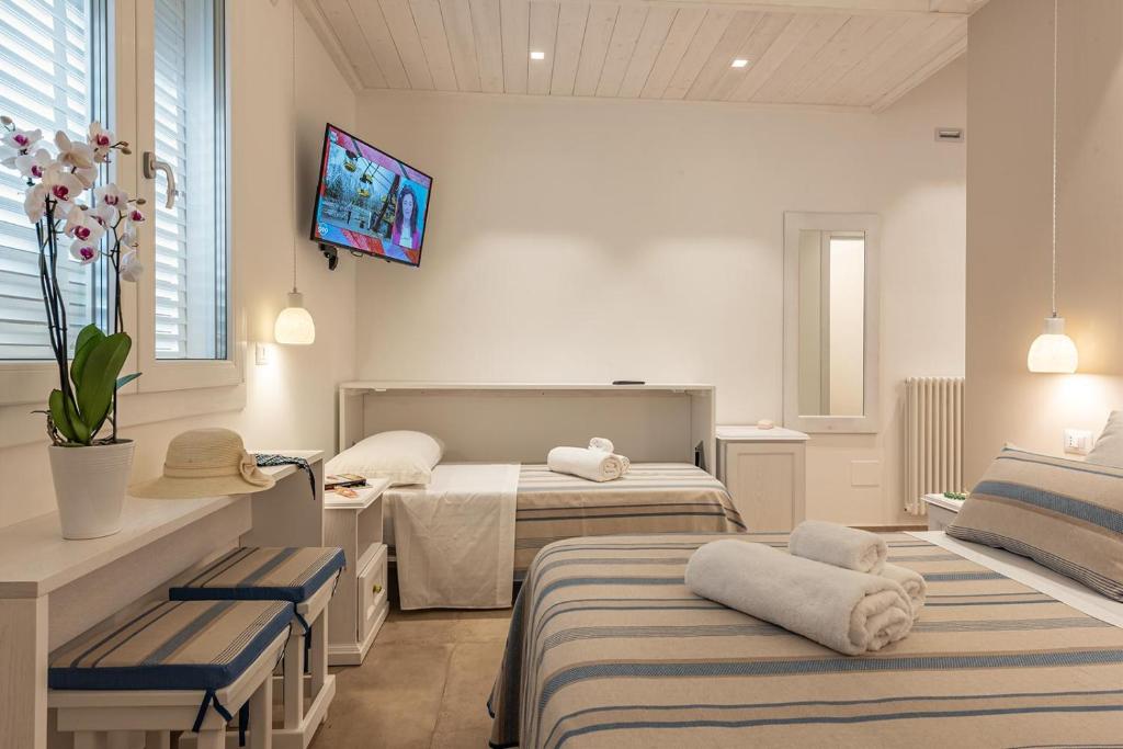 Łóżko lub łóżka w pokoju w obiekcie B&B Il Cortiletto