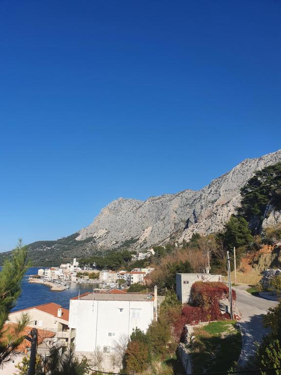 vista su una cassa d'acqua e su una montagna di Apartments Jerković Drašnice-2bd a Drašnice