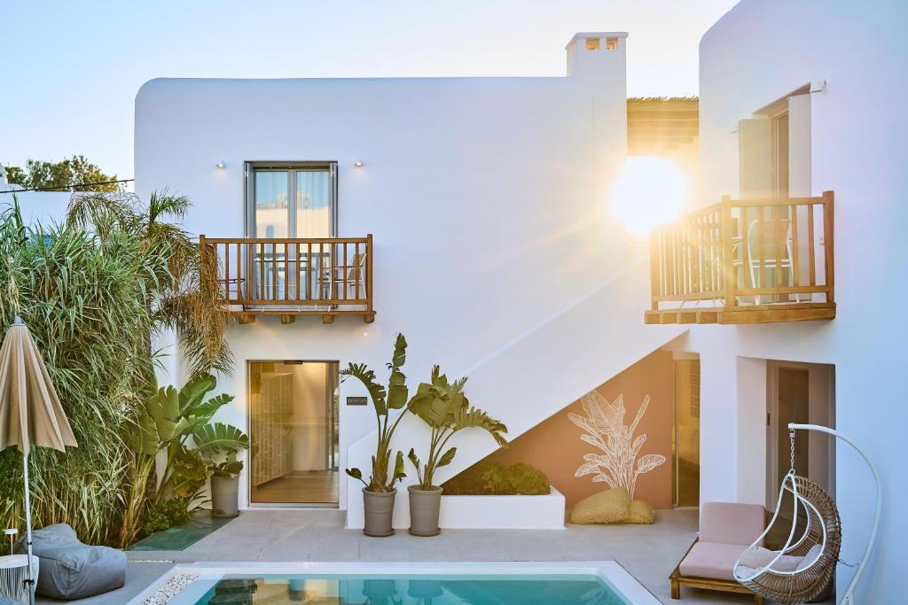 A piscina localizada em Adorno Beach Hotel and Suites ou nos arredores