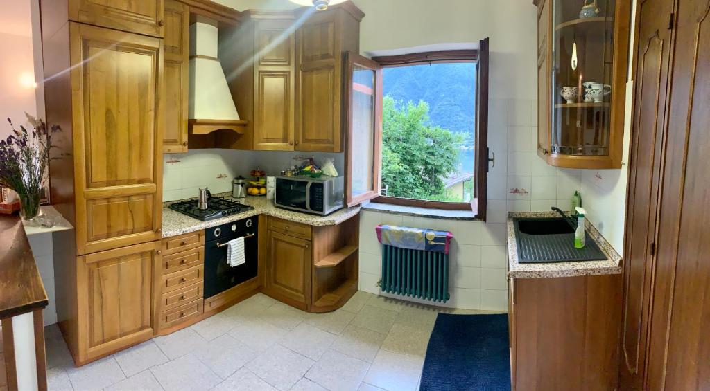 Kuchyň nebo kuchyňský kout v ubytování Reginaldo's home