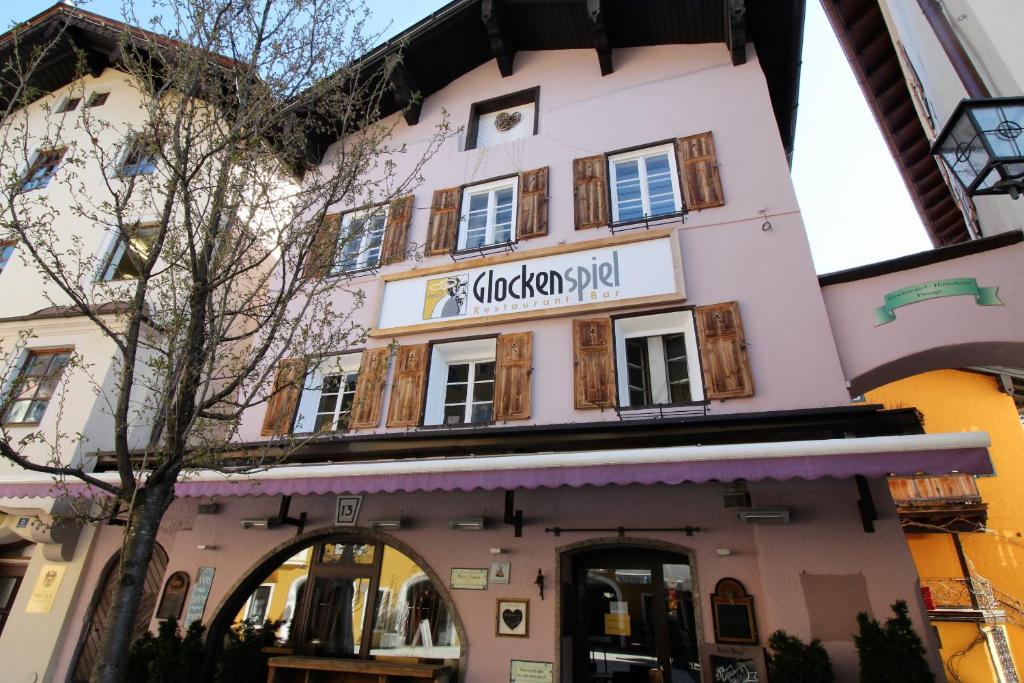 a building in the city of lucerne at Apartment Glockenspiel by Apartment Managers in Kitzbühel