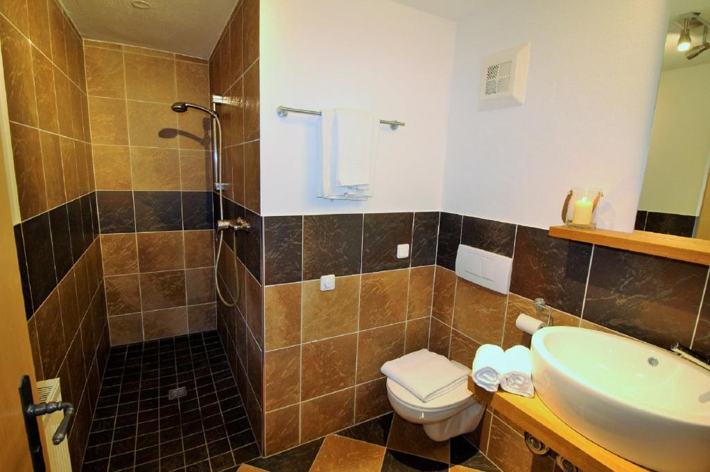 A bathroom at Apartment Jochberg by Apartment Managers