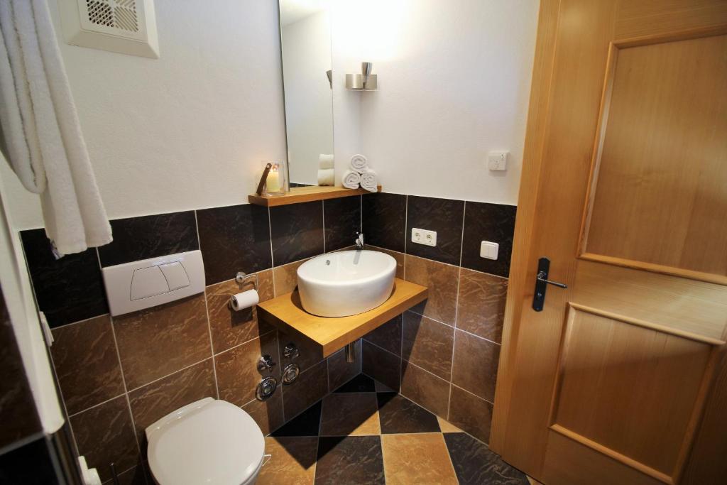A bathroom at Apartment Jochberg by Apartment Managers
