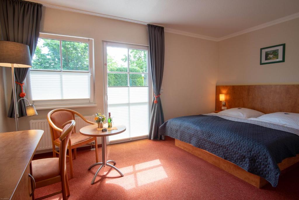 Un pat sau paturi într-o cameră la Hotel Garni Sonnenklahr