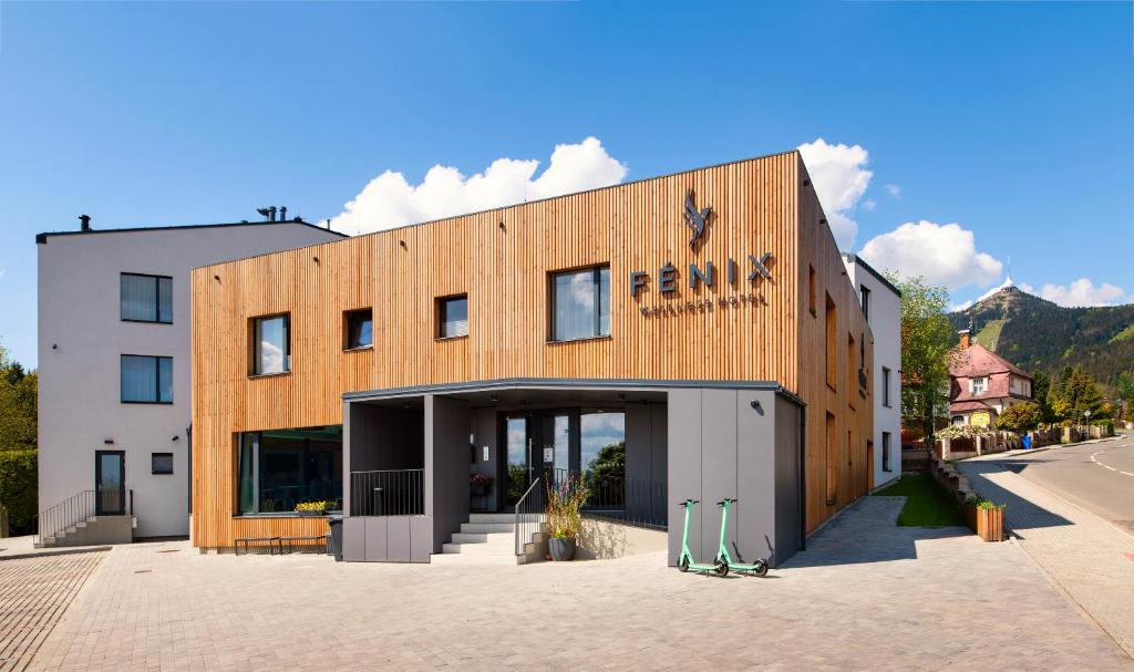 un edificio en una calle con un edificio en Wellness Hotel Fénix en Liberec