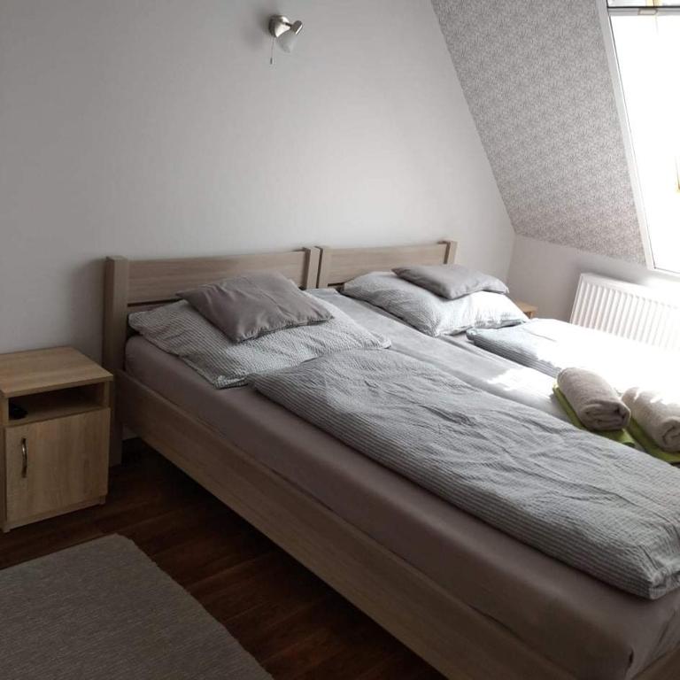 Łóżko lub łóżka w pokoju w obiekcie Tahiti apartman