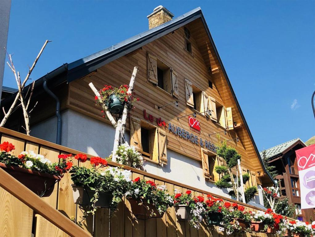 budynek z kwiatami na boku w obiekcie Auberge d+ Valloire-Galibier w mieście Valloire