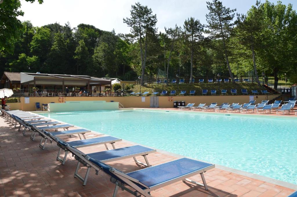 Bazén v ubytovaní Camping Village Mugello Verde alebo v jeho blízkosti