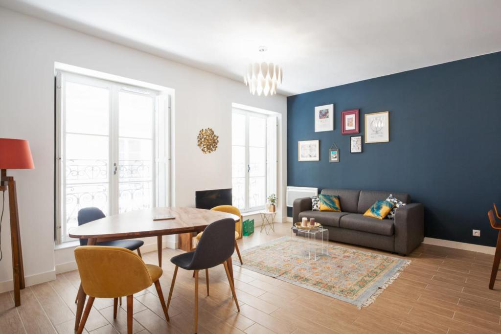 un salon avec une table et un canapé dans l'établissement Appartement des Lorettes - Welkeys, à Marseille