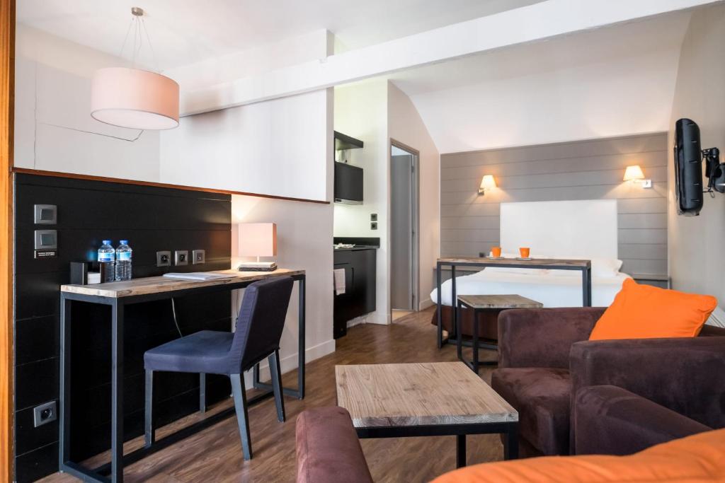 un salon avec un canapé et une table dans l'établissement Beffroi - Cosy studio close to Vieux Lille - Welkeys, à Lille