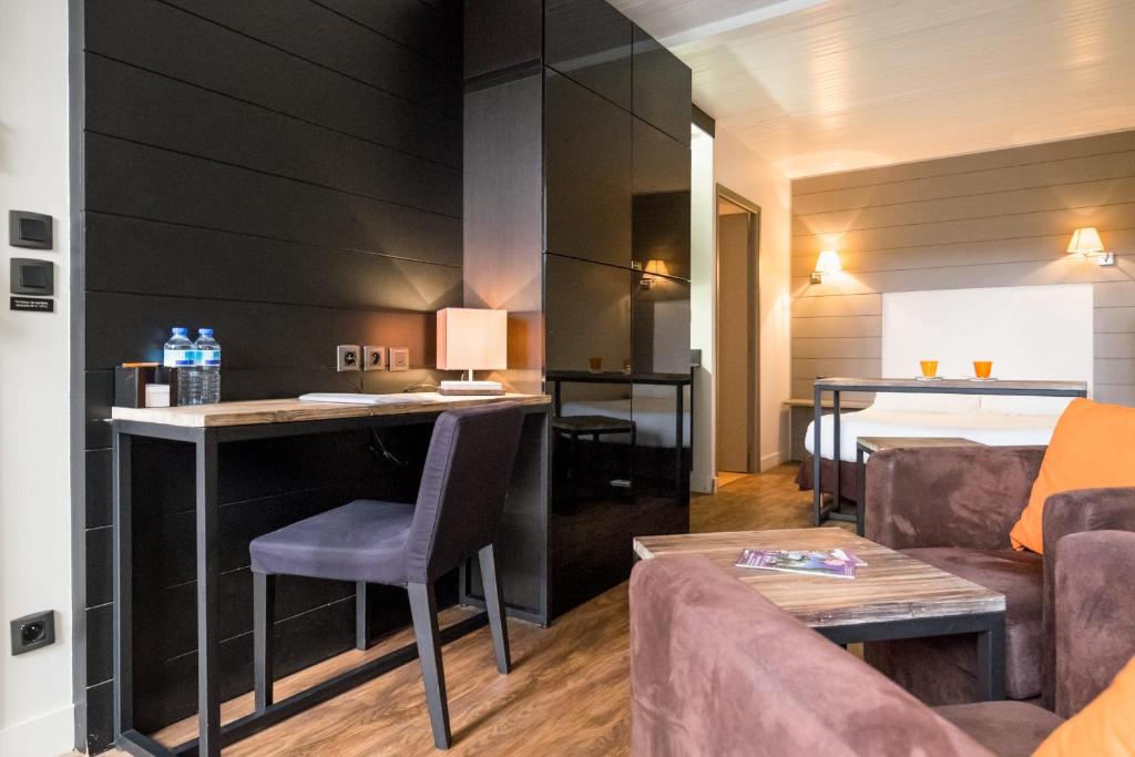 un salon avec un canapé et une table dans l'établissement Palais Rinour - Cosy studio close to stations - Welkeys, à Lille
