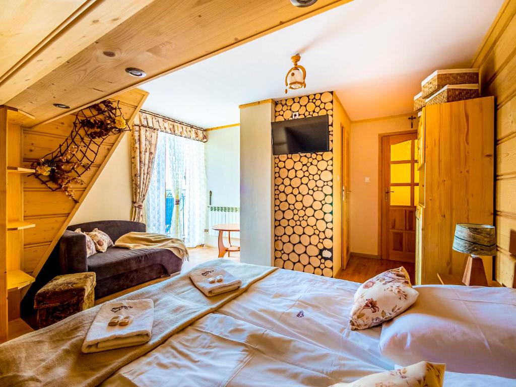 um quarto com uma cama grande num quarto em Noclegi u Jancoka em Brzegi