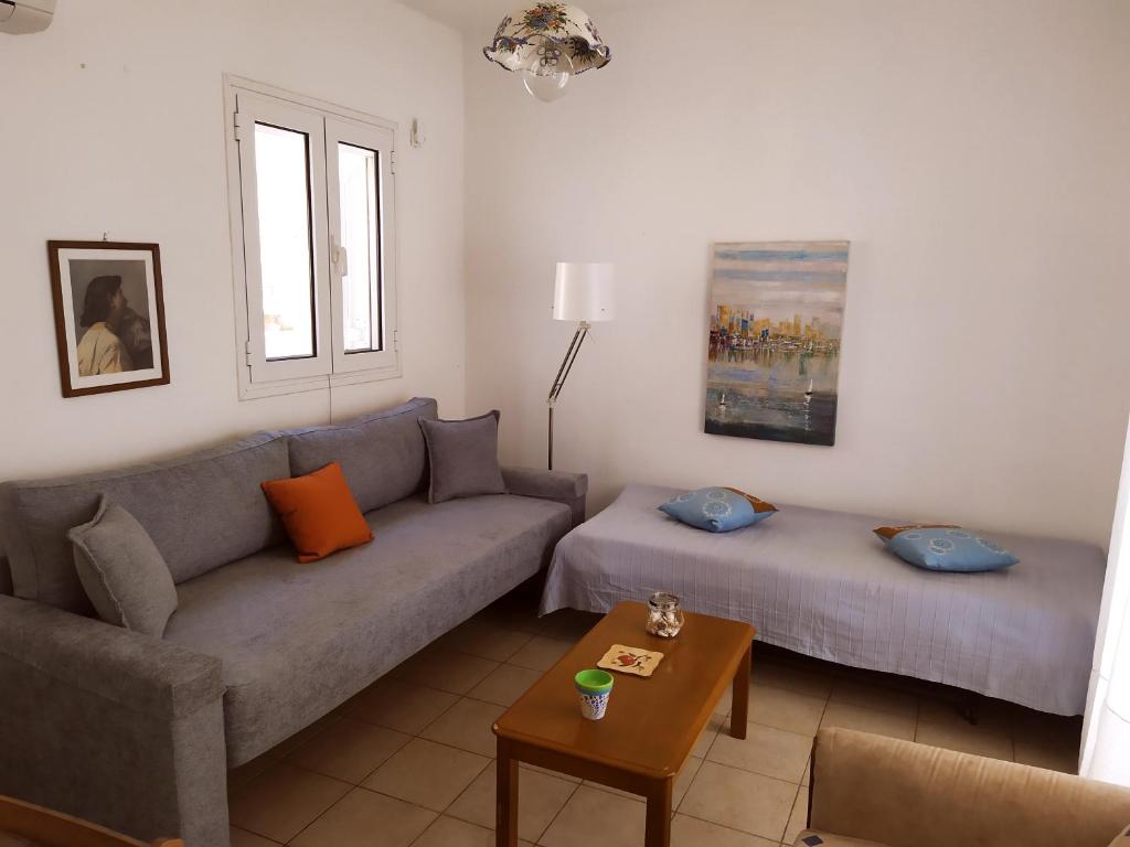 Posedenie v ubytovaní East Red Rock and View Leonidio maisonette studio