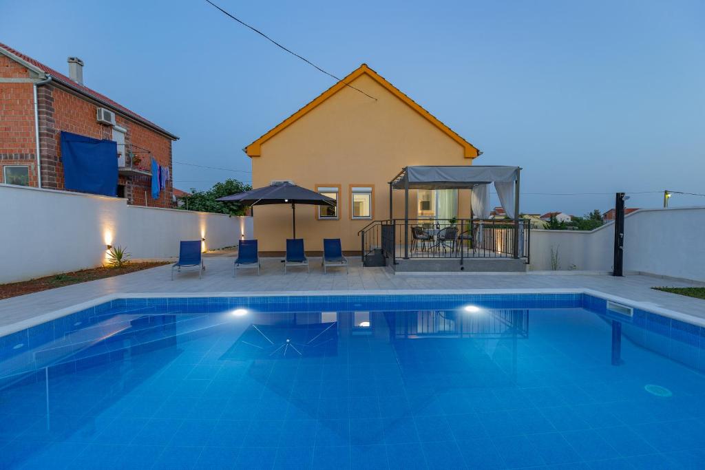 Bazén v ubytovaní Villa Family and Friends private heated pool with jacuzzi alebo v jeho blízkosti