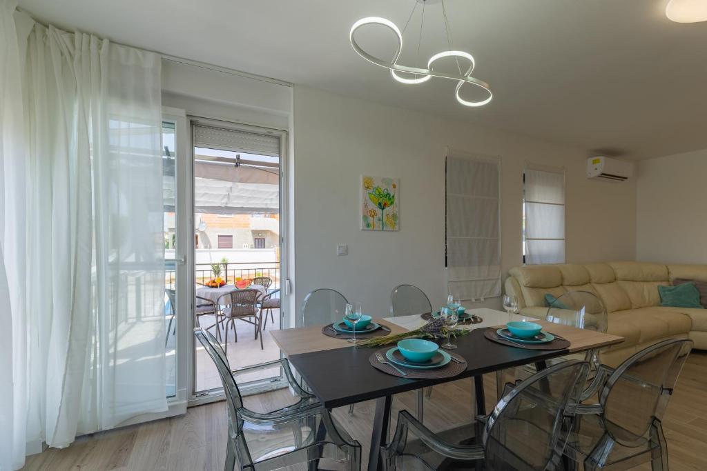 Posedenie v ubytovaní Villa Family and Friends private heated pool with jacuzzi