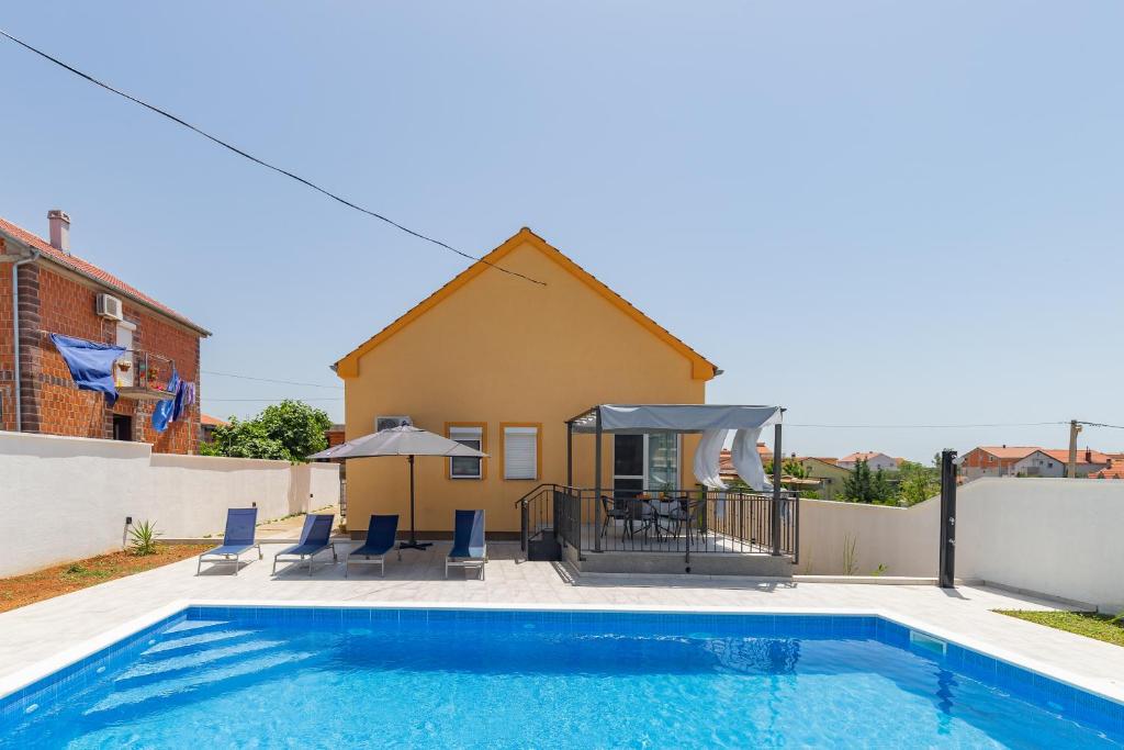 Bazén v ubytovaní Villa Family and Friends private heated pool with jacuzzi alebo v jeho blízkosti