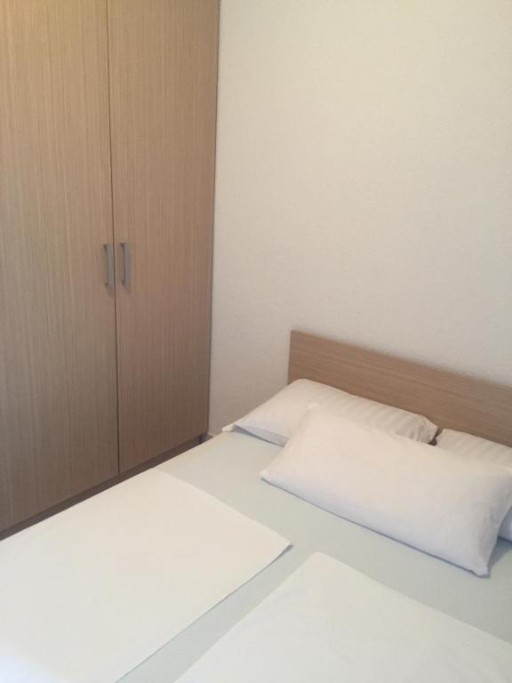 Postel nebo postele na pokoji v ubytování Apartmani Dora