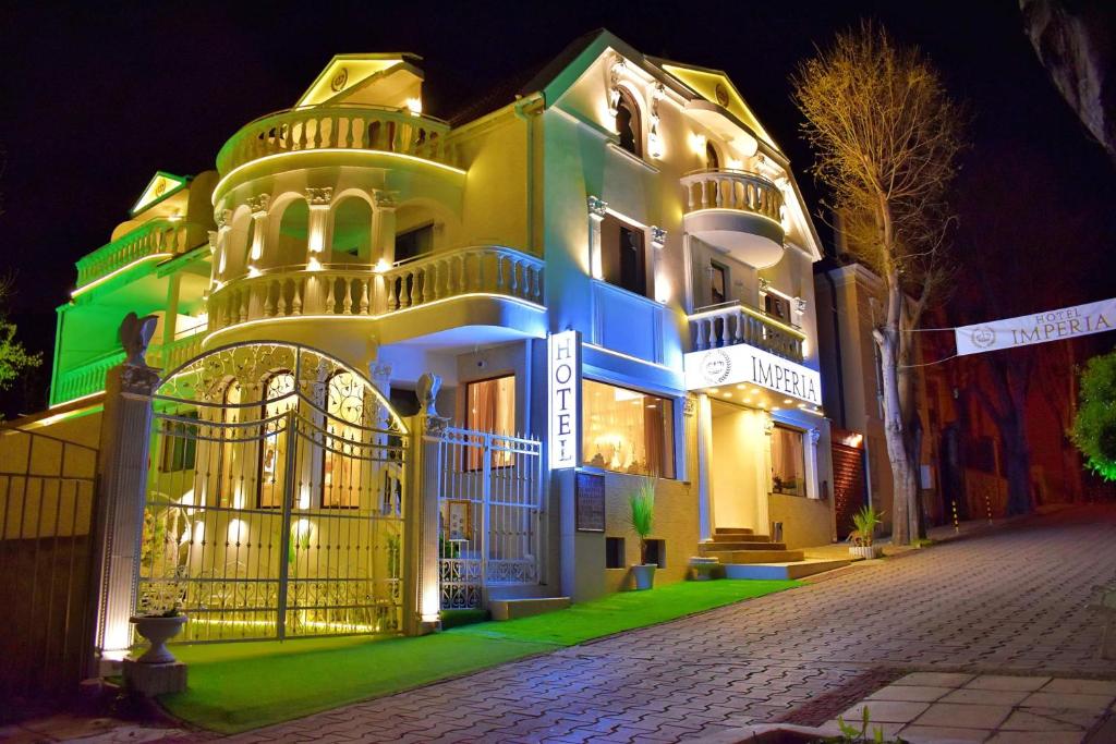 un edificio iluminado por la noche en Hotel IMPERIA en Varna