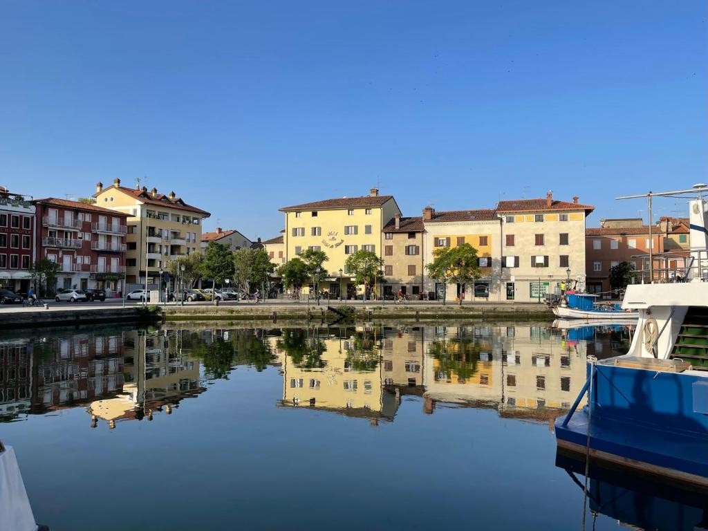 Výhled na řeku, která protéká v blízkosti hotelu