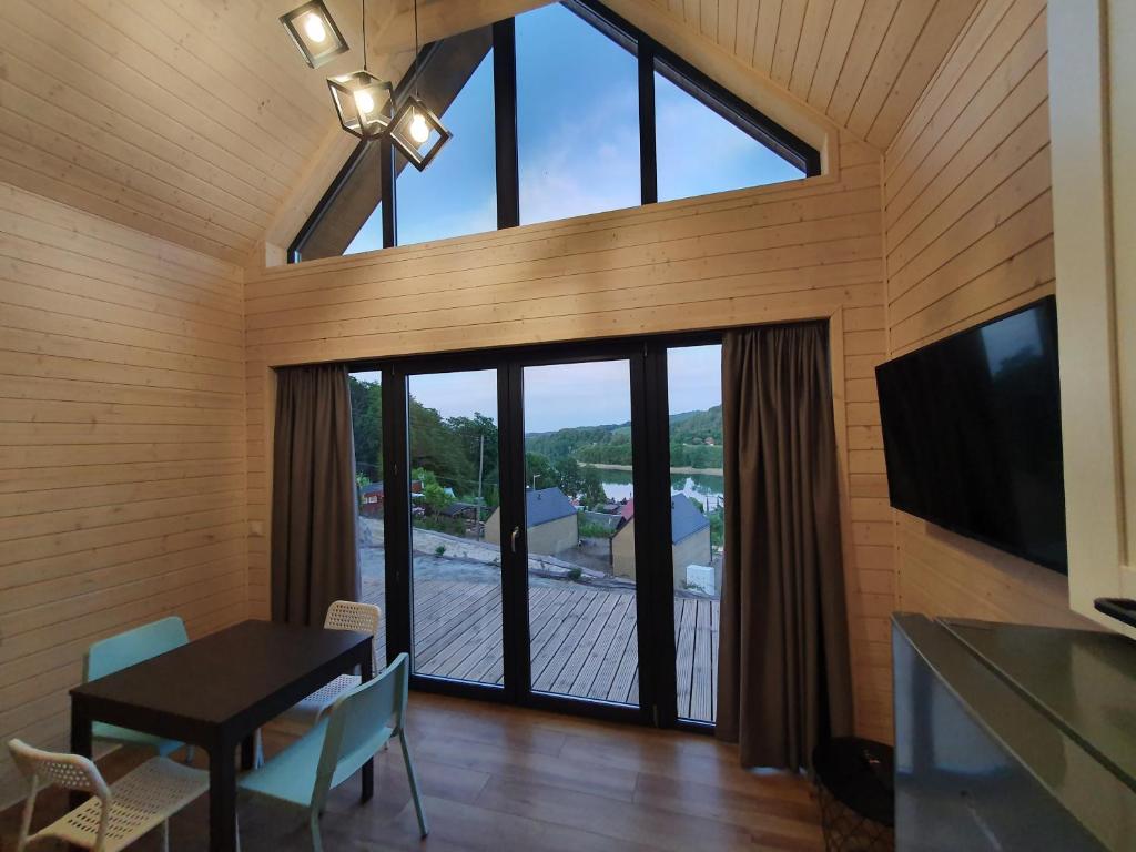 Televízia a/alebo spoločenská miestnosť v ubytovaní Ostrzycki Las domki nad jeziorem -balia-sauna-prywatny pomost
