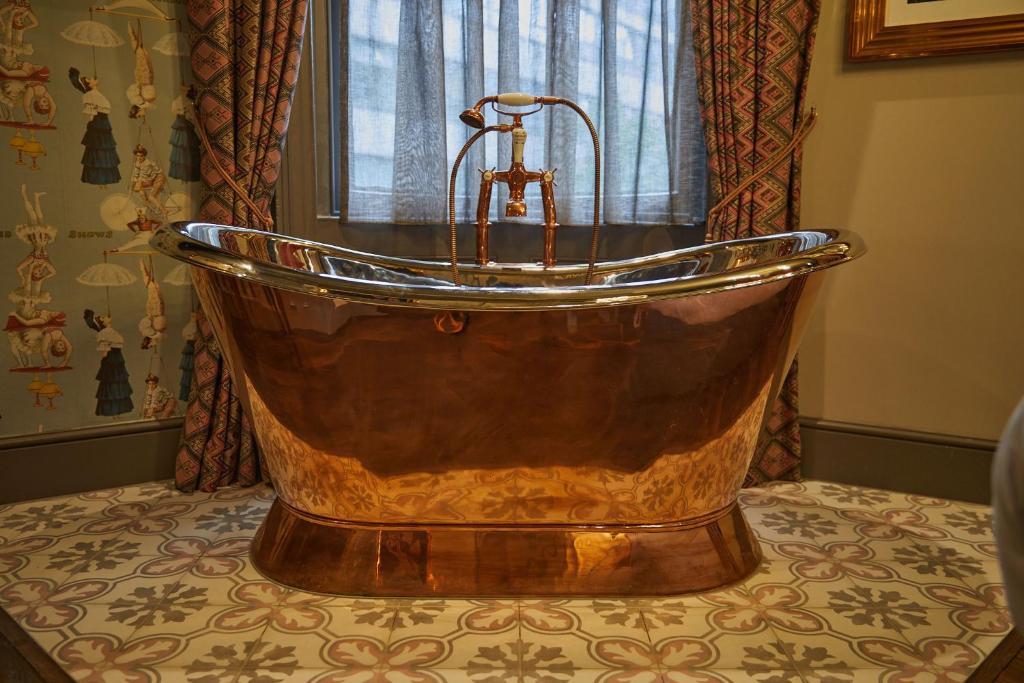 The Kings Arms Pub & Boutique Rooms - King Room - Copper Bath