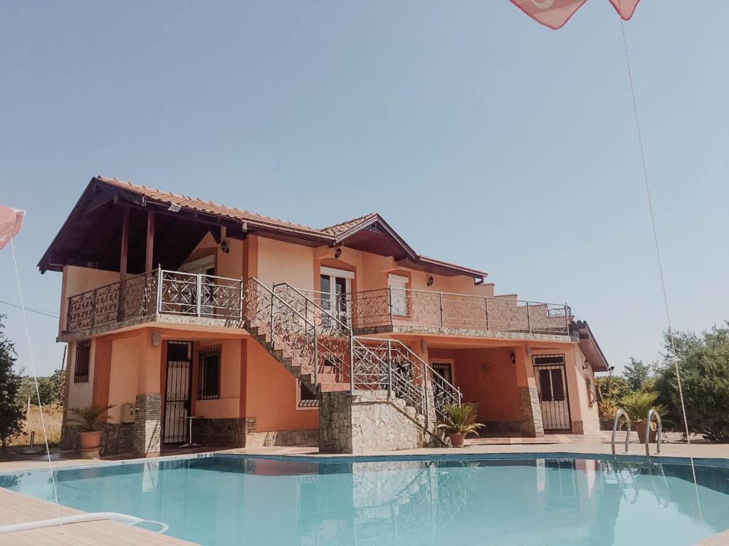 uma villa com piscina em frente a uma casa em Villa Katerina & Pool em Gevgelija