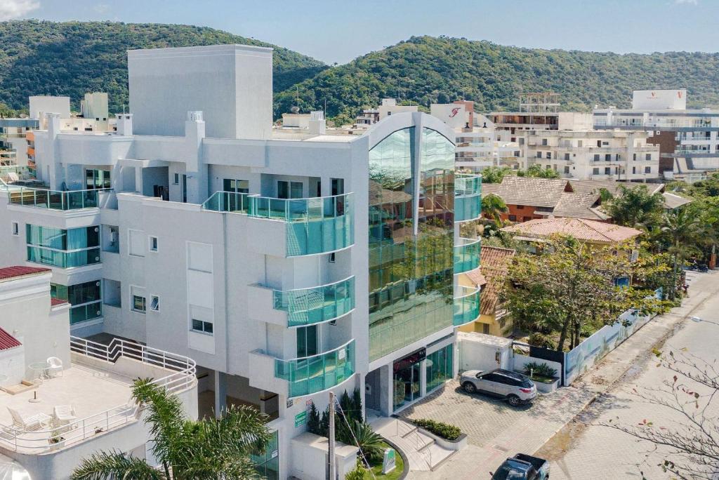 una vista aérea de un edificio de una ciudad en Costa do Sol 203 - Cobertura Duplex em Mariscal - Jacuzzi - Vista para o Mar, en Bombinhas