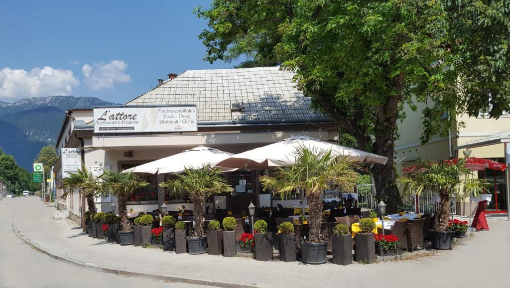 um edifício com guarda-chuvas e plantas à sua frente em Lattore Ferienwohnung em Reichenau