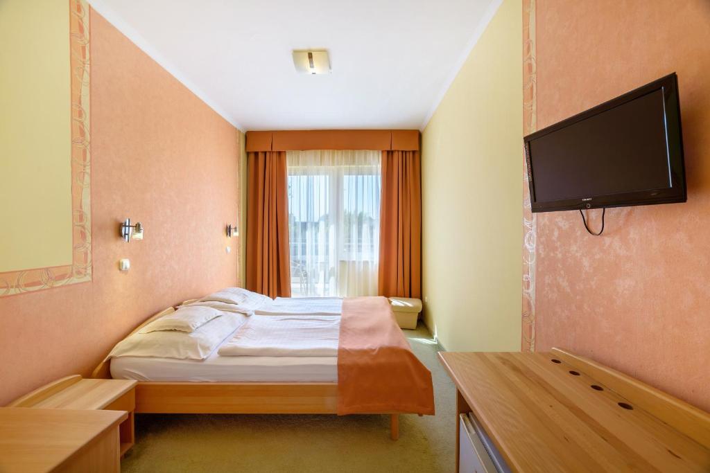 Telewizja i/lub zestaw kina domowego w obiekcie Hotel Négy Évszak