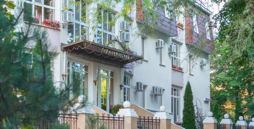ein weißes Gebäude mit Balkon in der Unterkunft Lermontovskiy Hotel in Odessa
