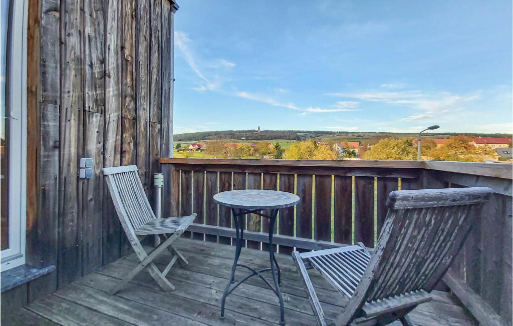 un patio con 2 sillas y una mesa en una terraza en Lovely Apartment In Grammetal With House A Panoramic View en Daasdorf am Berge