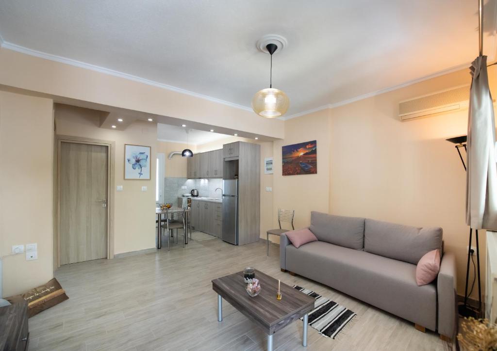un soggiorno con divano e tavolo di Marathos Apartment a Città di Lefkada