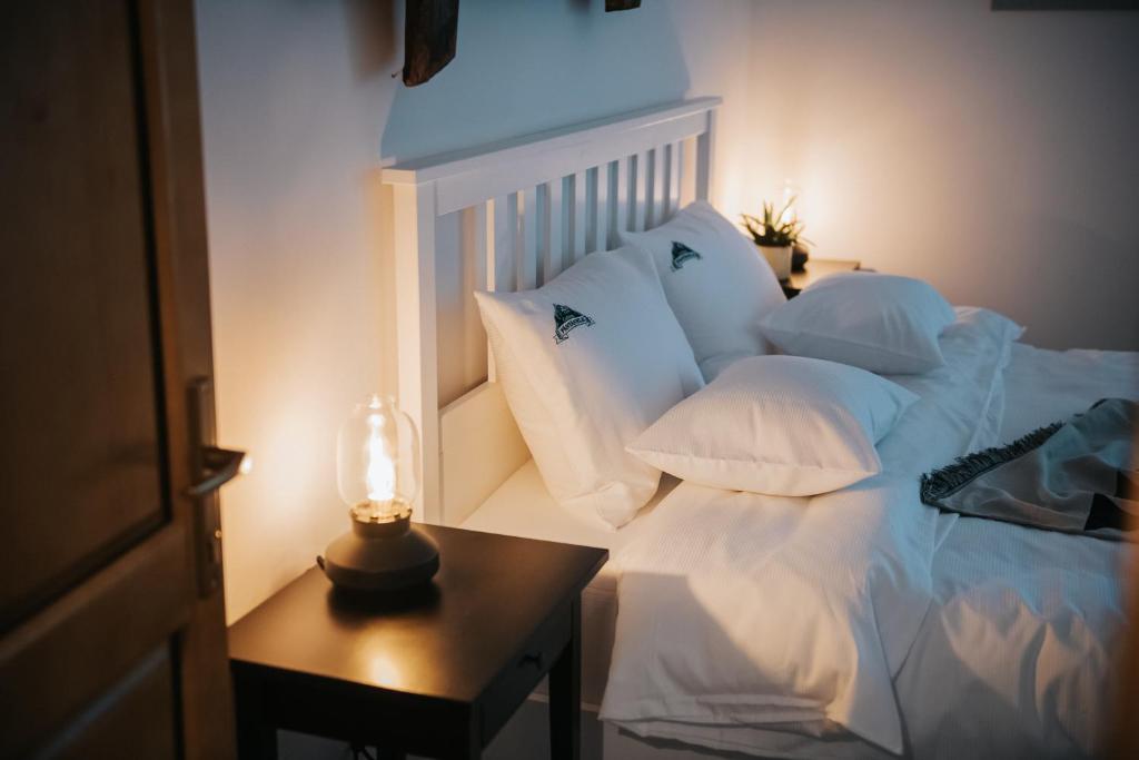 Postel nebo postele na pokoji v ubytování Cabana Fantanele