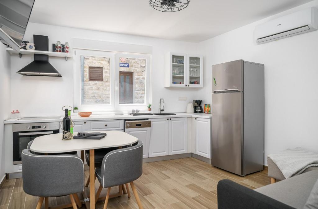 Kuchyň nebo kuchyňský kout v ubytování Apartman Sidonija