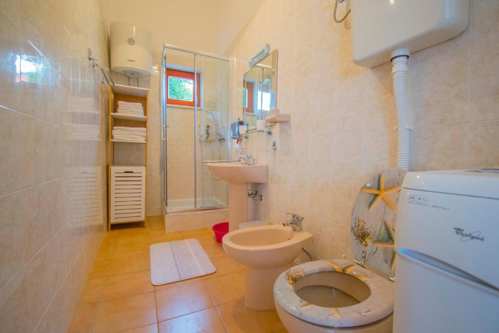Kúpeľňa v ubytovaní Apartment Rino, only 30m from the sea