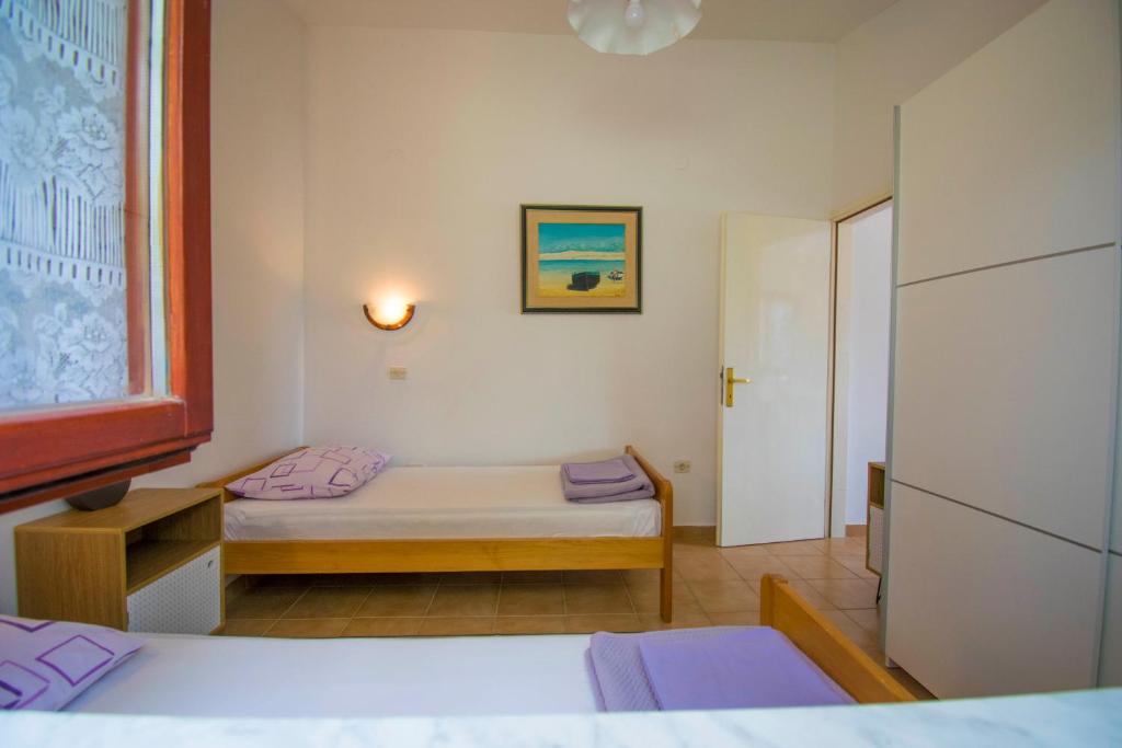 Posteľ alebo postele v izbe v ubytovaní Apartment Rino, only 30m from the sea